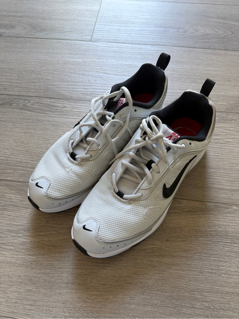Nike Men’s White and Black Running Sneakers with Minimalist Design